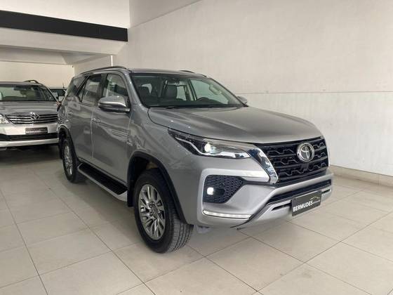 TOYOTA HILUX SW4 2.8 D-4D TURBO DIESEL SRX 7L 4X4 AUTOMÁTICO